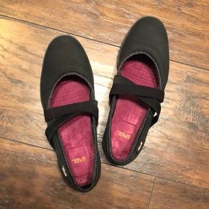 Teva hydro life slip on leather women’s size 5